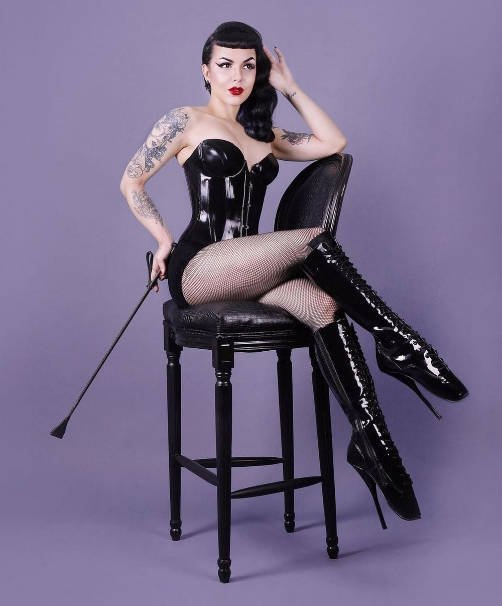 Girls In Latex (23 pics)
