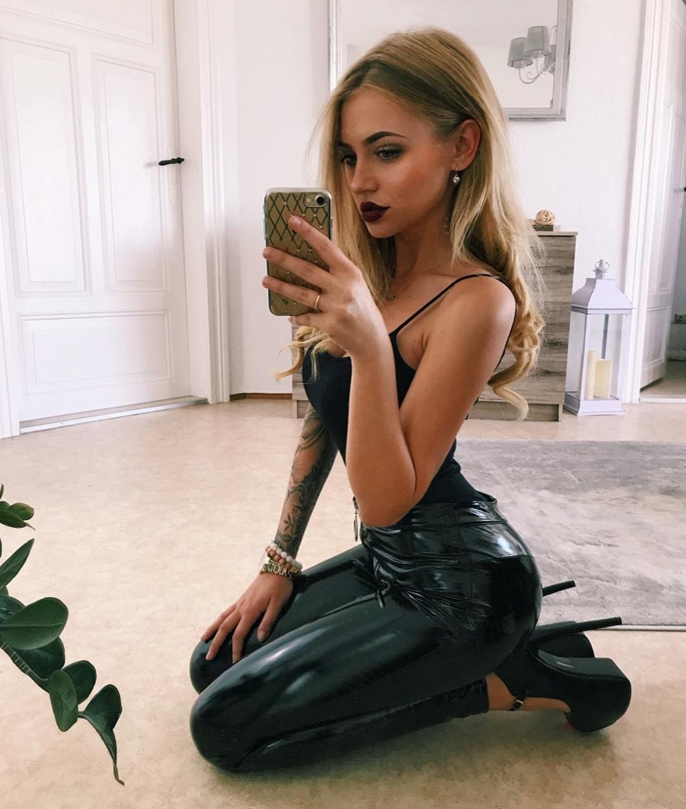 Girls In Latex (23 pics)