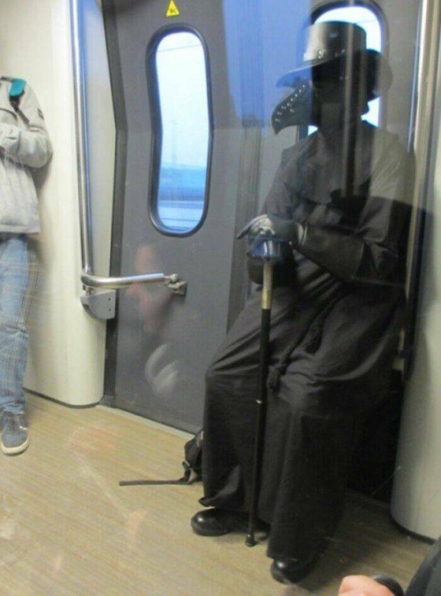 Strange Passengers On The Subway (24 pics)