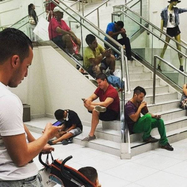Men On Women's Shopping (20 pics)