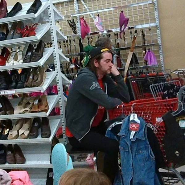 Men On Women's Shopping (20 pics)