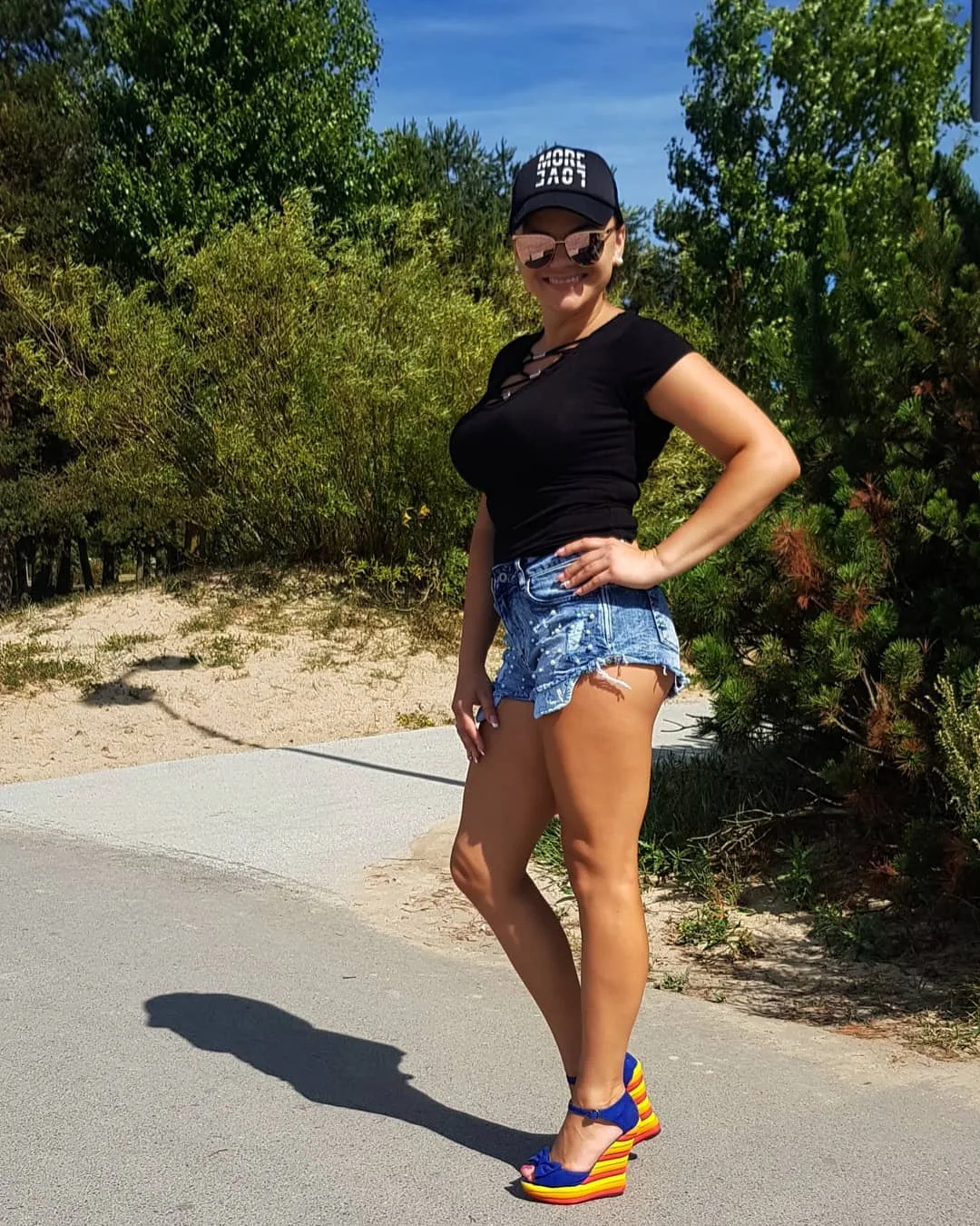 Girls In Shorts (20 pics)