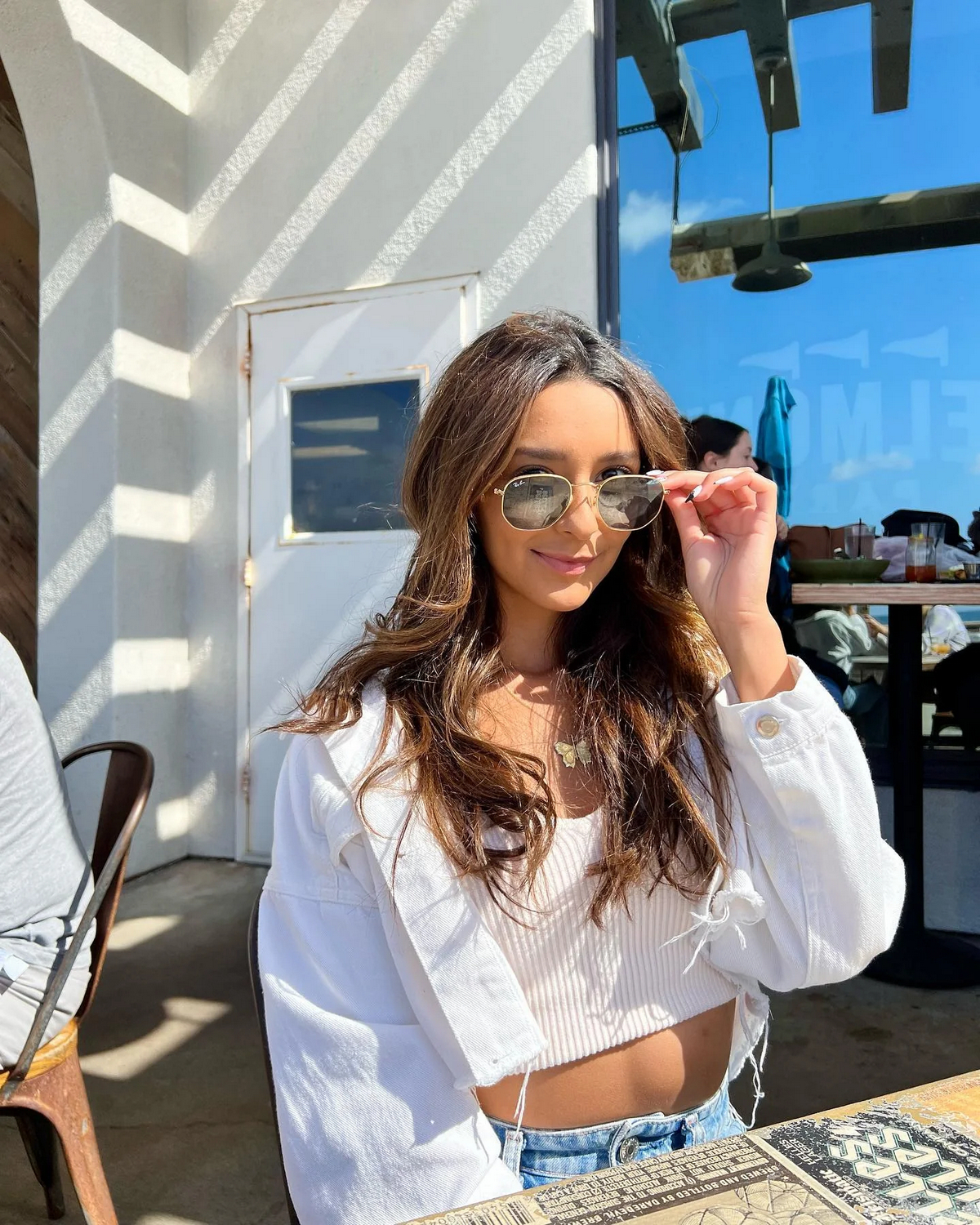 Girls In White Shirts (20 pics)