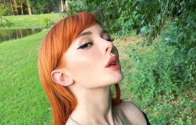 Busty Girls (57 pics)