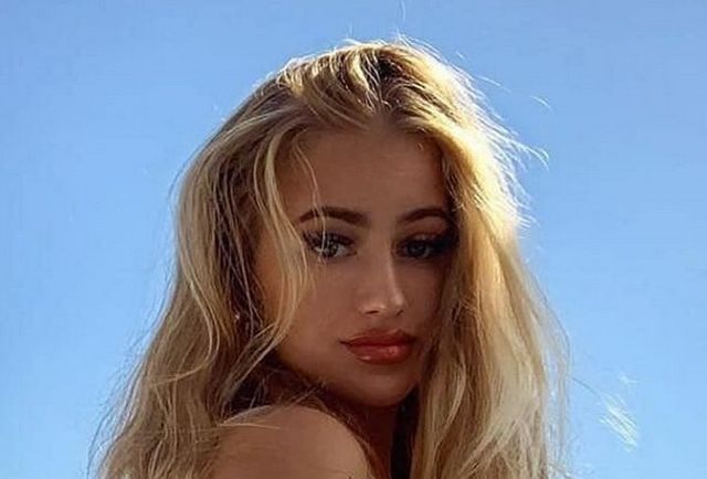 Girls In Dresses (25 pics)