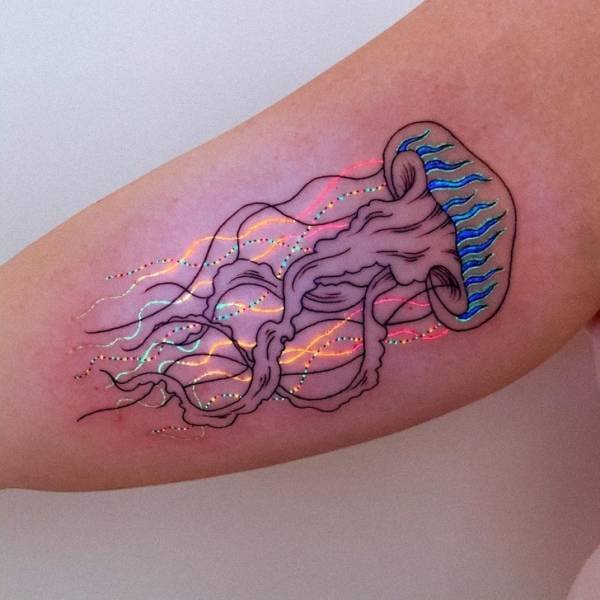 Unusual Glowing Tattoos (20 pics)
