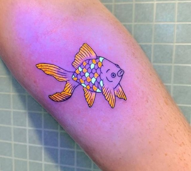 Unusual Glowing Tattoos (20 pics)