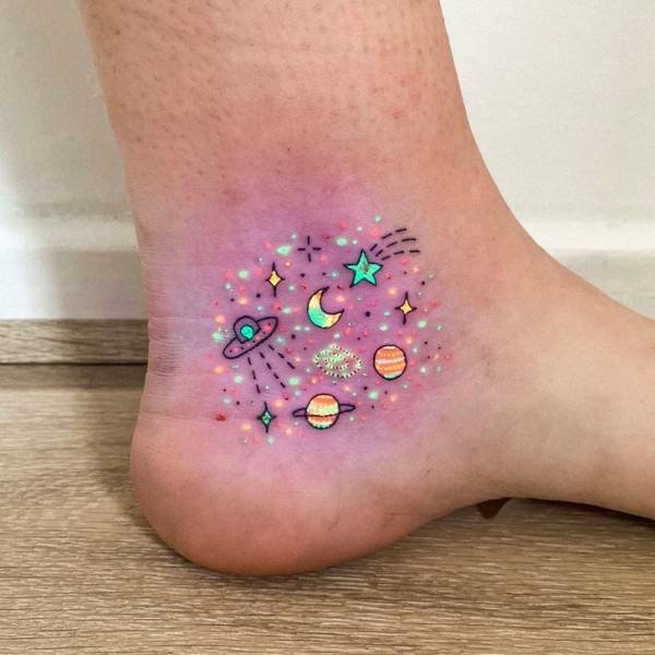 Unusual Glowing Tattoos (20 pics)