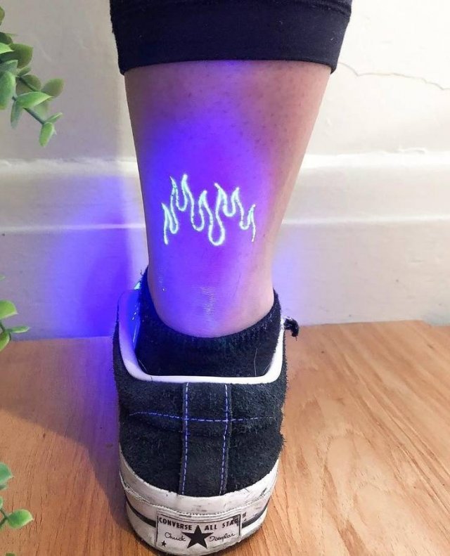 Unusual Glowing Tattoos (20 pics)