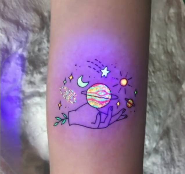 Unusual Glowing Tattoos (20 pics)
