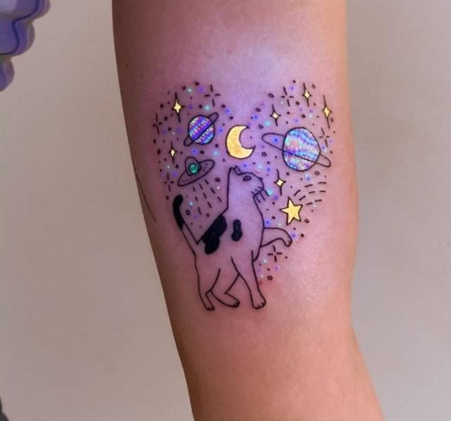 Unusual Glowing Tattoos (20 pics)