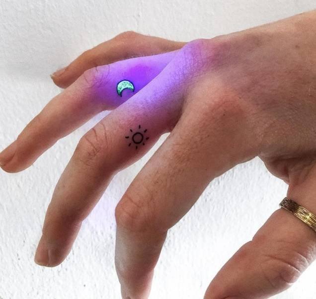 Unusual Glowing Tattoos (20 pics)
