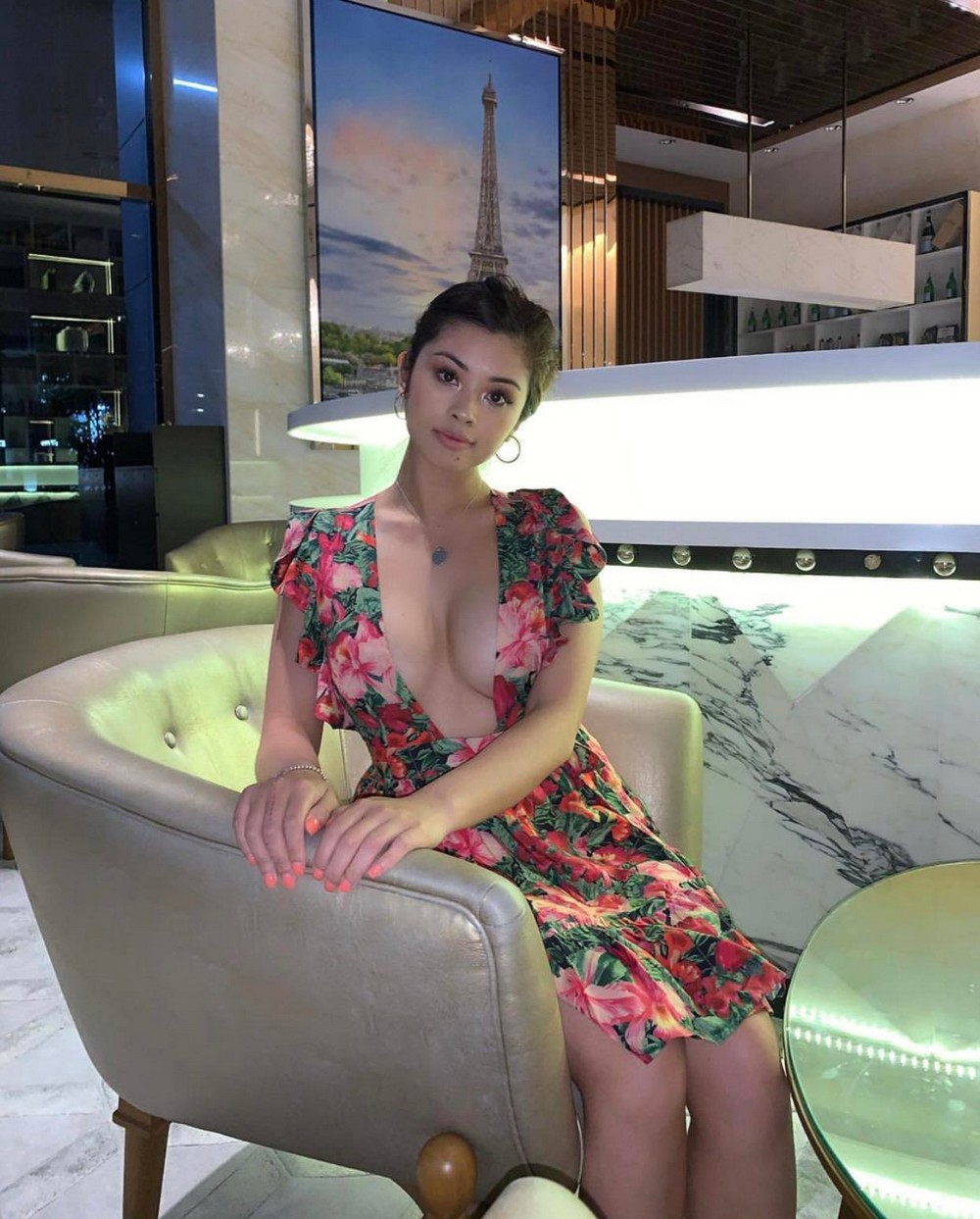 Braless Girls (22 pics)