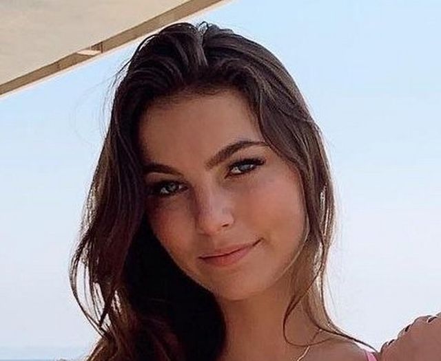 Busty Girls (20 pics)