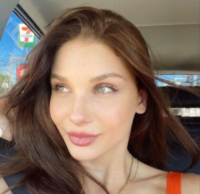 Cute Girls In Cars (24 pics)