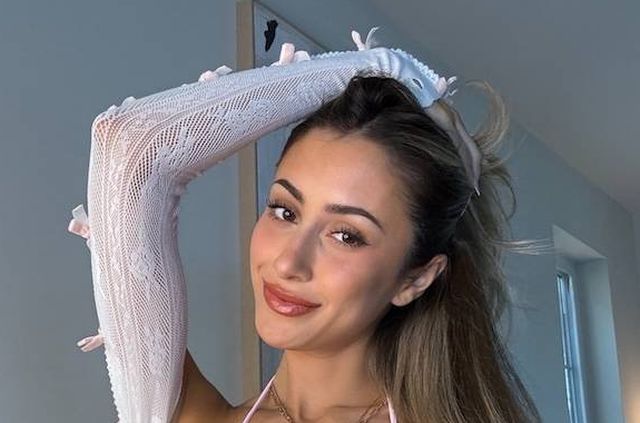 Busty Girls (27 pics)