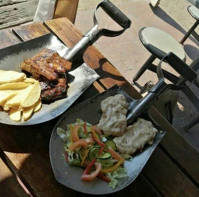 Crazy Food Serving (23 pics)