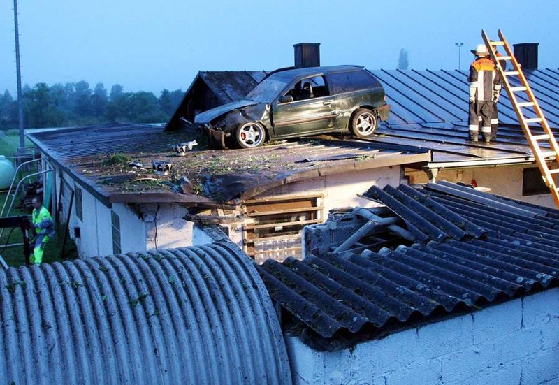Weird Car Crashes (15 pics)