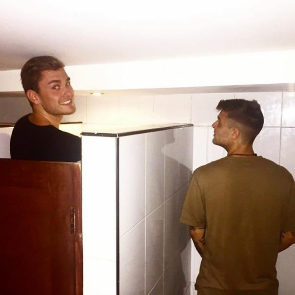 Problems Of Tall People (21 pics)