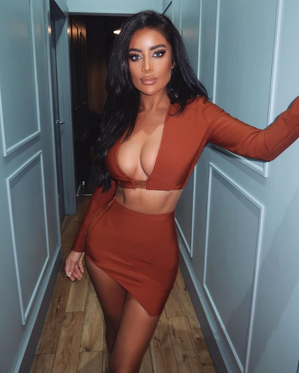 Busty Girls (23 pics)