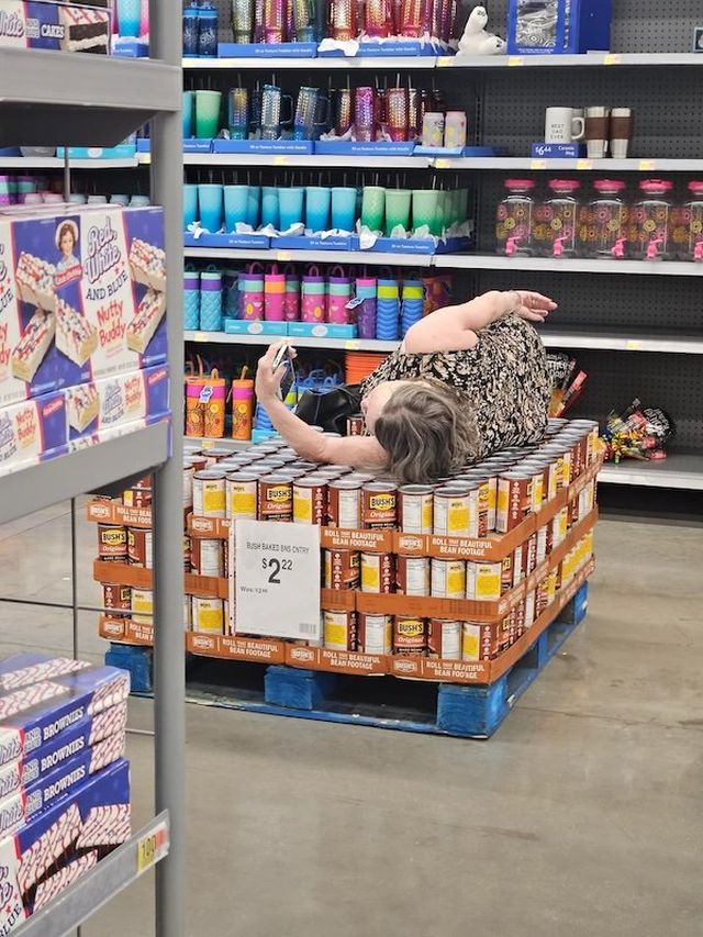 Odd People In Stores (24 pics)