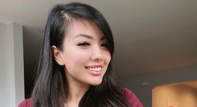 Busty Girls (23 pics)