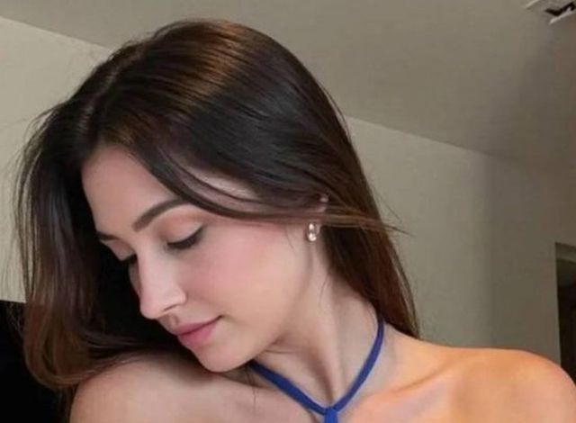 Busty Girls (45 pics)