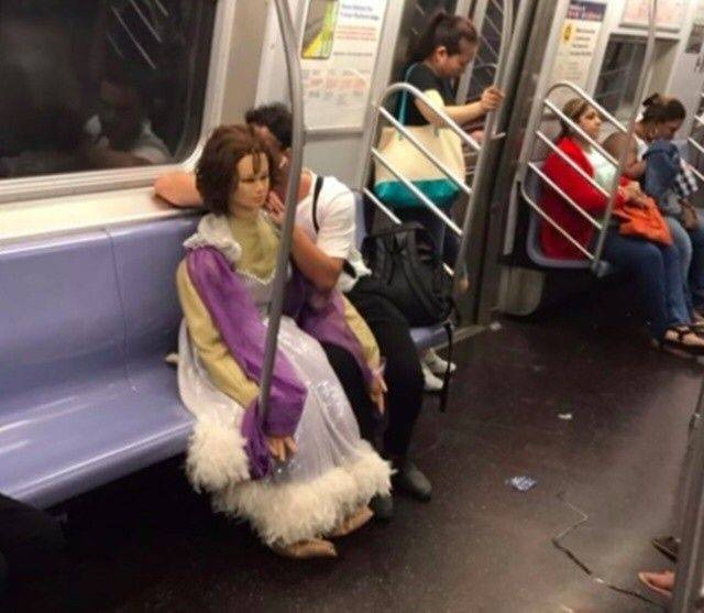 Strange People On Public Transport (23 pics)