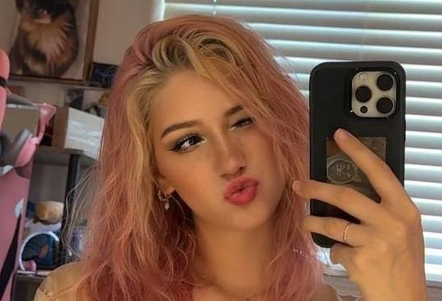Busty Girls (48 pics)