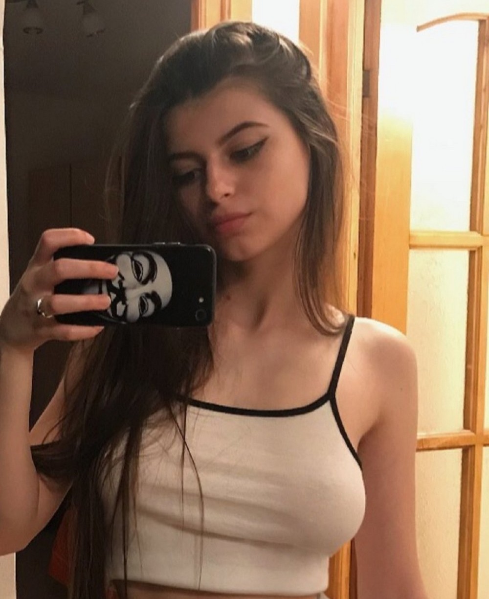 Braless Girls (20 pics)