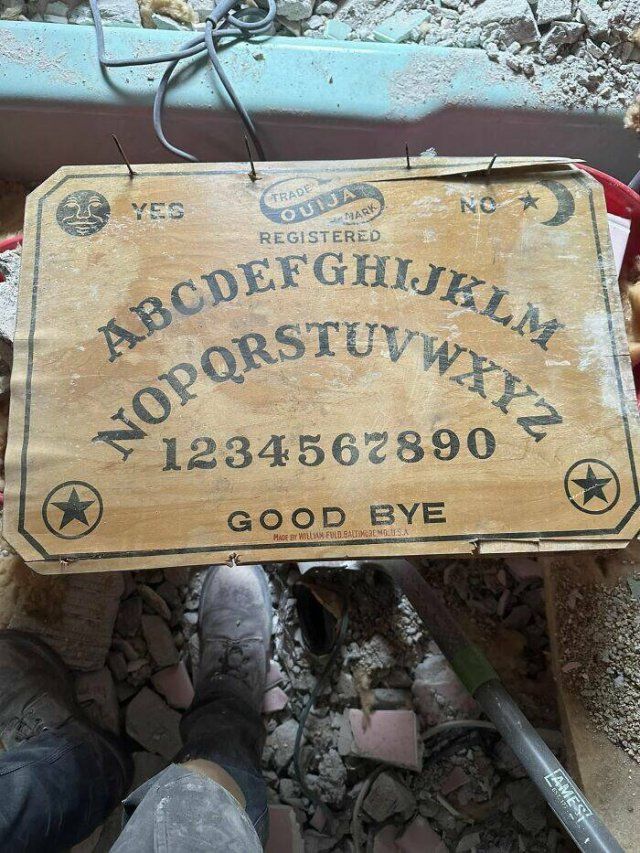 Interesting Finds In Old Houses (25 pics)
