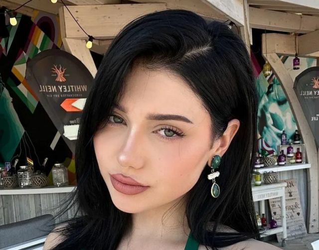 Busty Girls (23 pics)