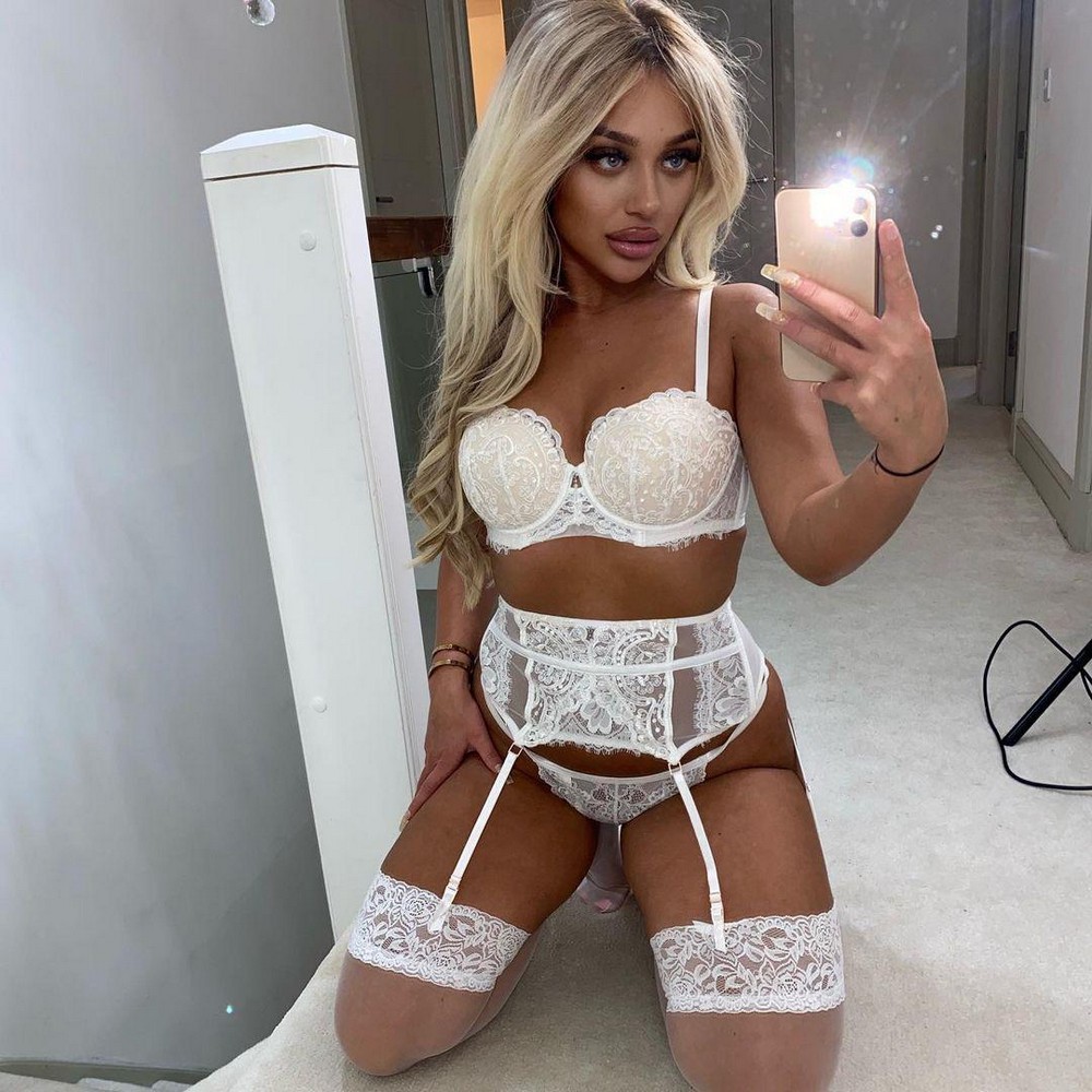 Girls In Lingerie (23 pics)