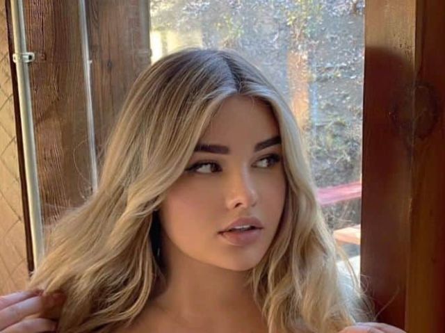 Busty Girls (23 pics)