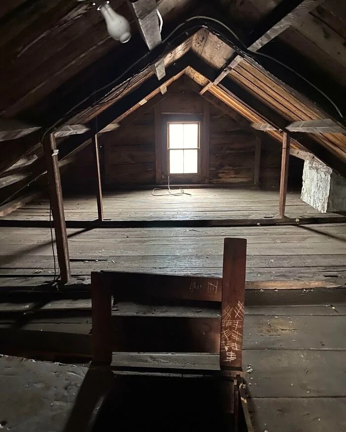 Scary Finds In Old Houses (25 pics)