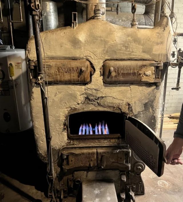 Scary Finds In Old Houses (25 pics)