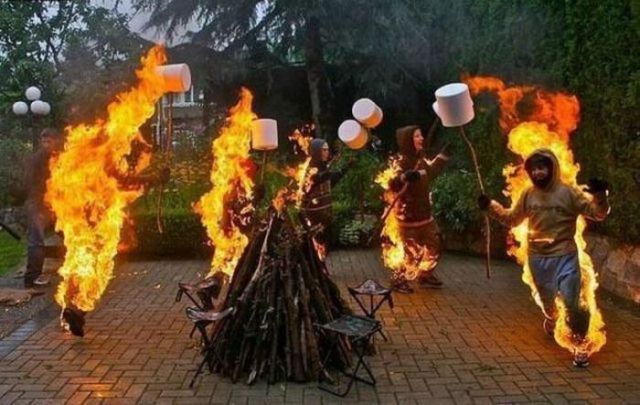 What Is Going On Here? (21 pics)