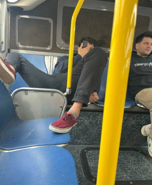 Annoying People In Public Transport (24 pics)