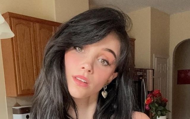 Busty Girls (29 pics)