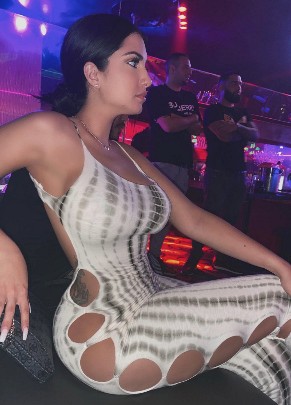 Girls In Tight Dresses (23 pics)