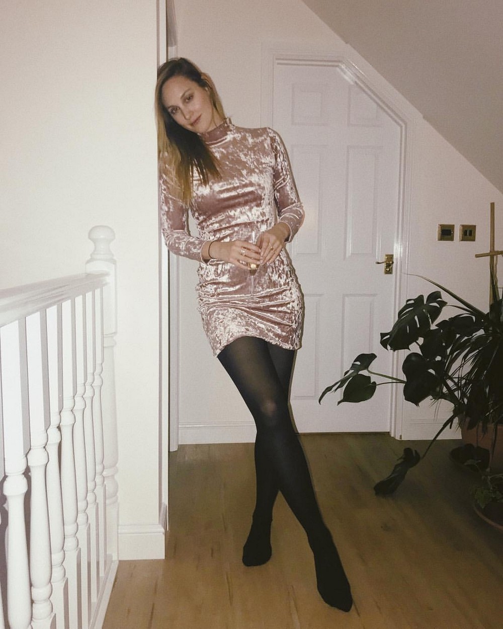 Girls In Tight Dresses (23 pics)