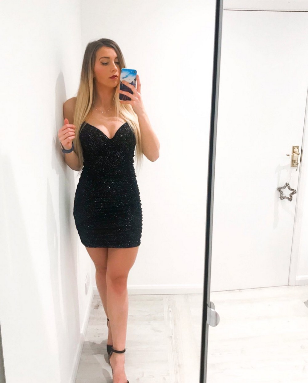 Girls In Tight Dresses (23 pics)