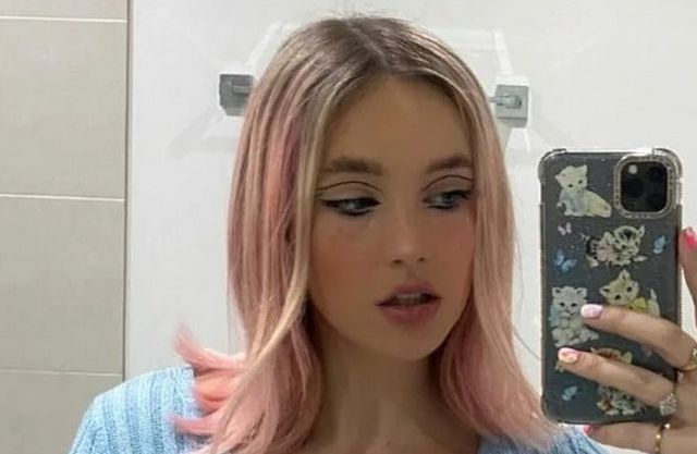 Selfie Girls (25 pics)