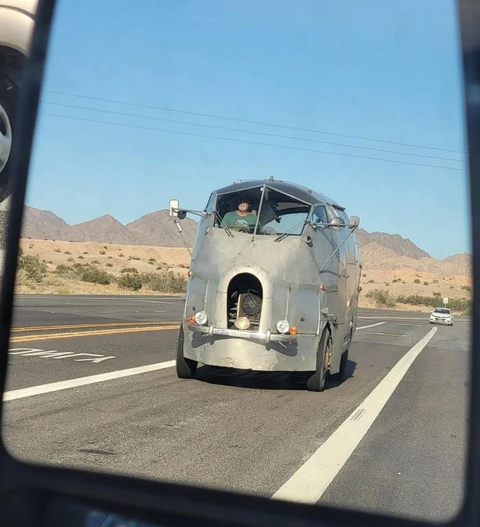 Strange Encounters On The Road (21 pics)