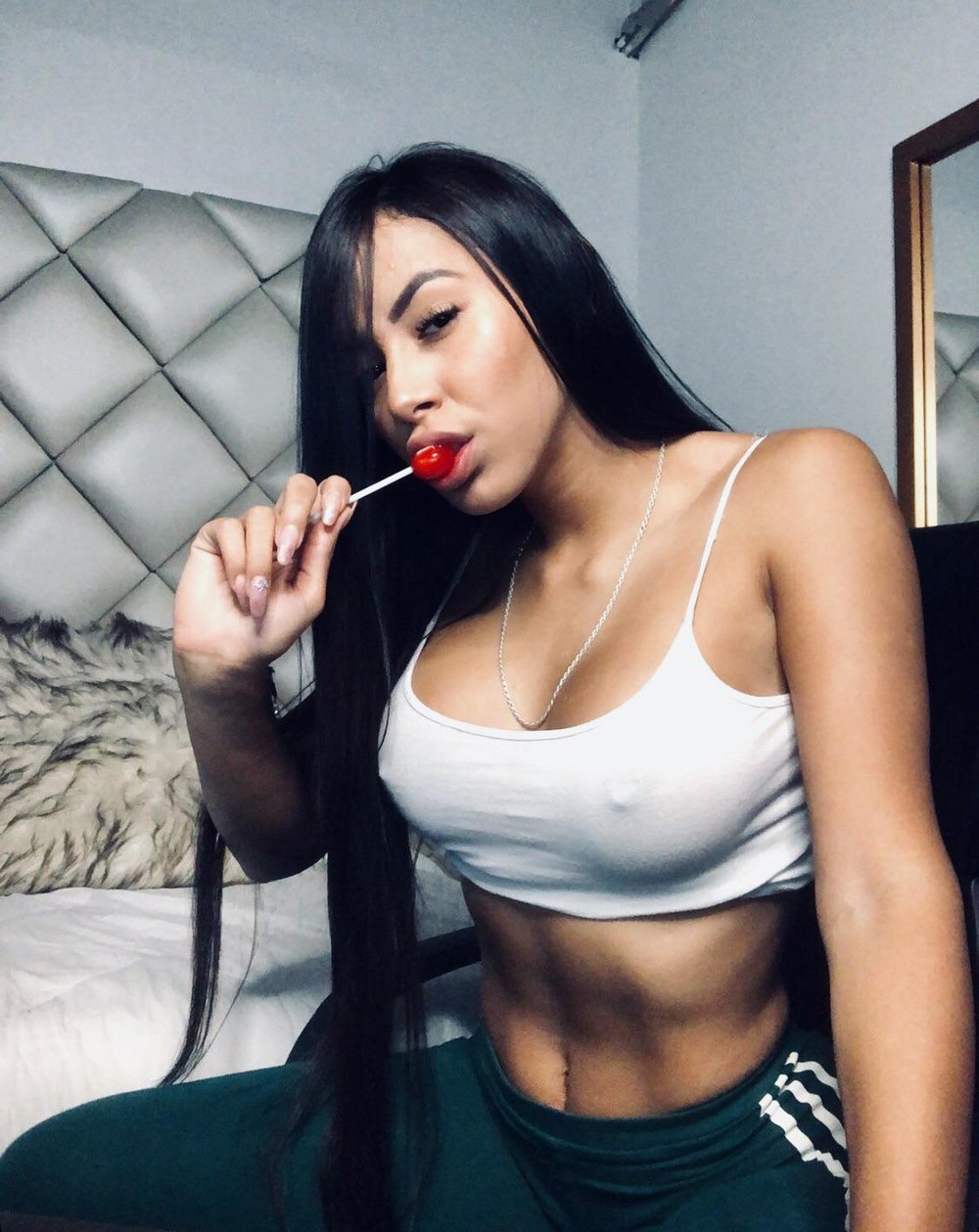 Braless Girls (27 pics)