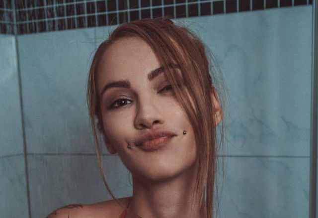 Busty Girls (25 pics)