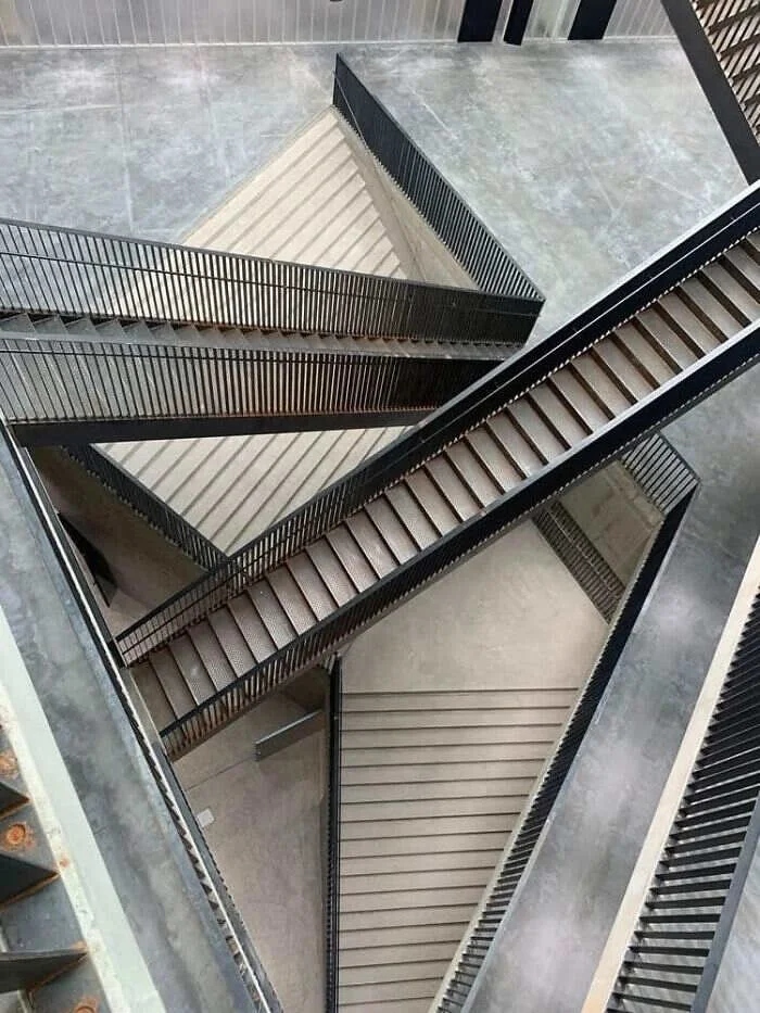 Dangerous Stairs (16 pics)