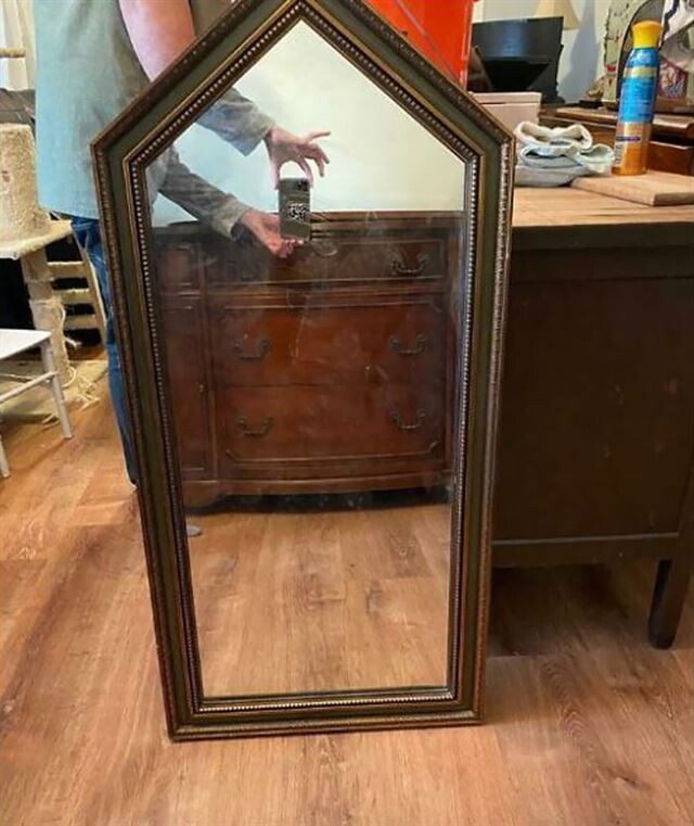 They Are Trying To Sell A Mirror (23 pics)
