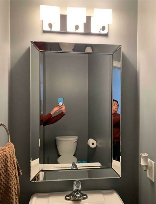 They Are Trying To Sell A Mirror (23 pics)