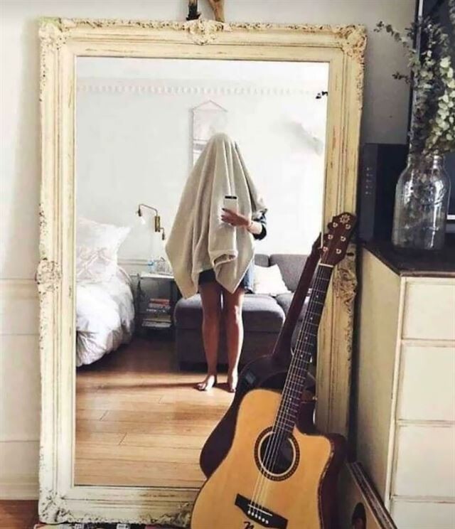 They Are Trying To Sell A Mirror (23 pics)